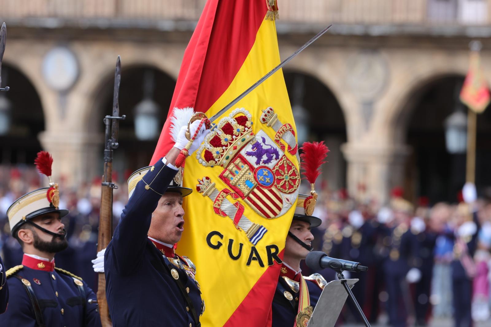 Solemne jura de bandera en la Plaza Mayor de Salamanca con la Guardia Real