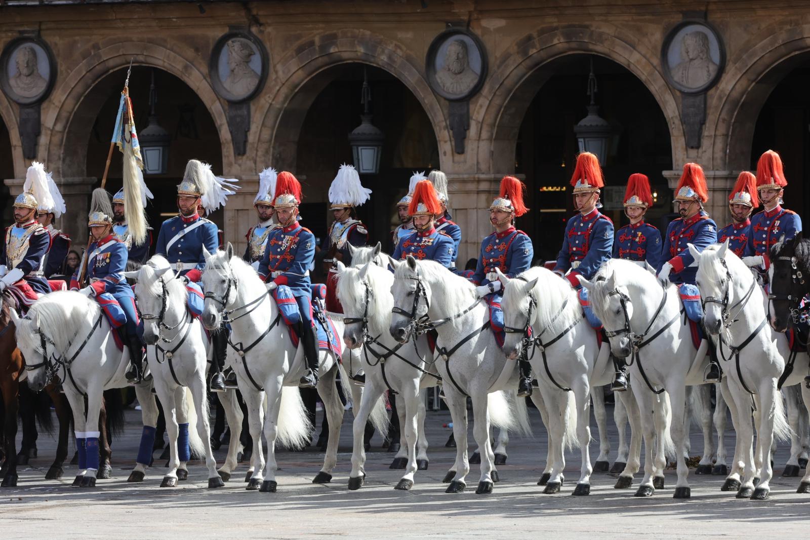 Solemne jura de bandera en la Plaza Mayor de Salamanca con la Guardia Real