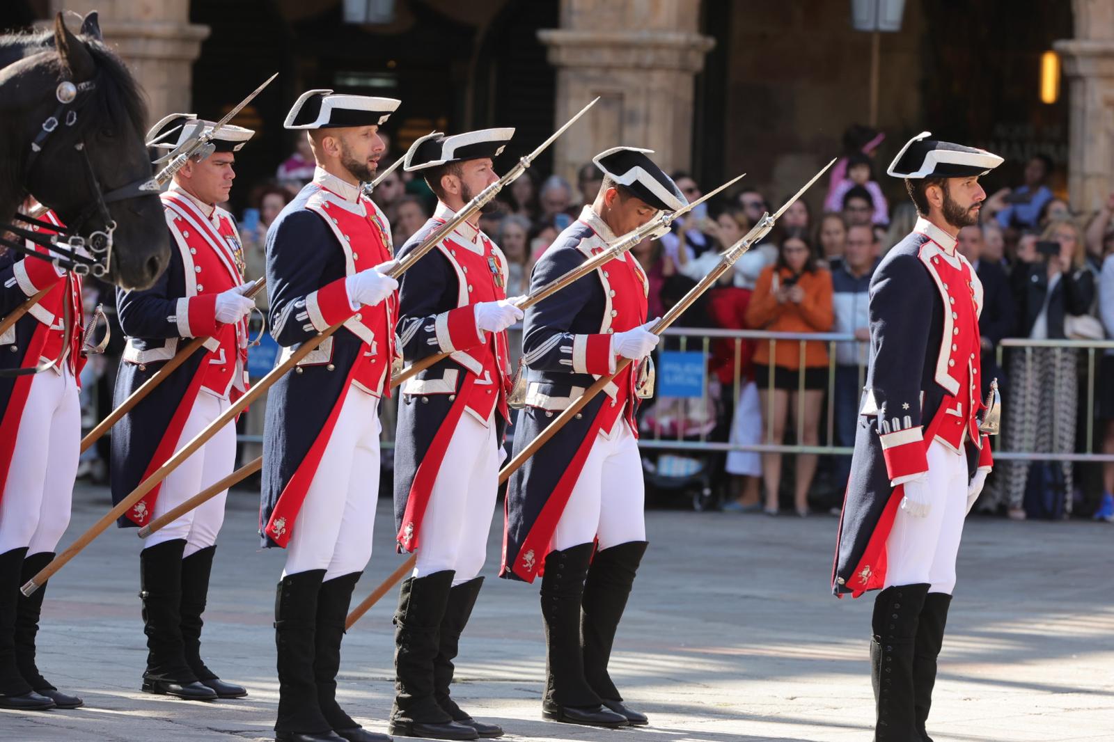 Solemne jura de bandera en la Plaza Mayor de Salamanca con la Guardia Real