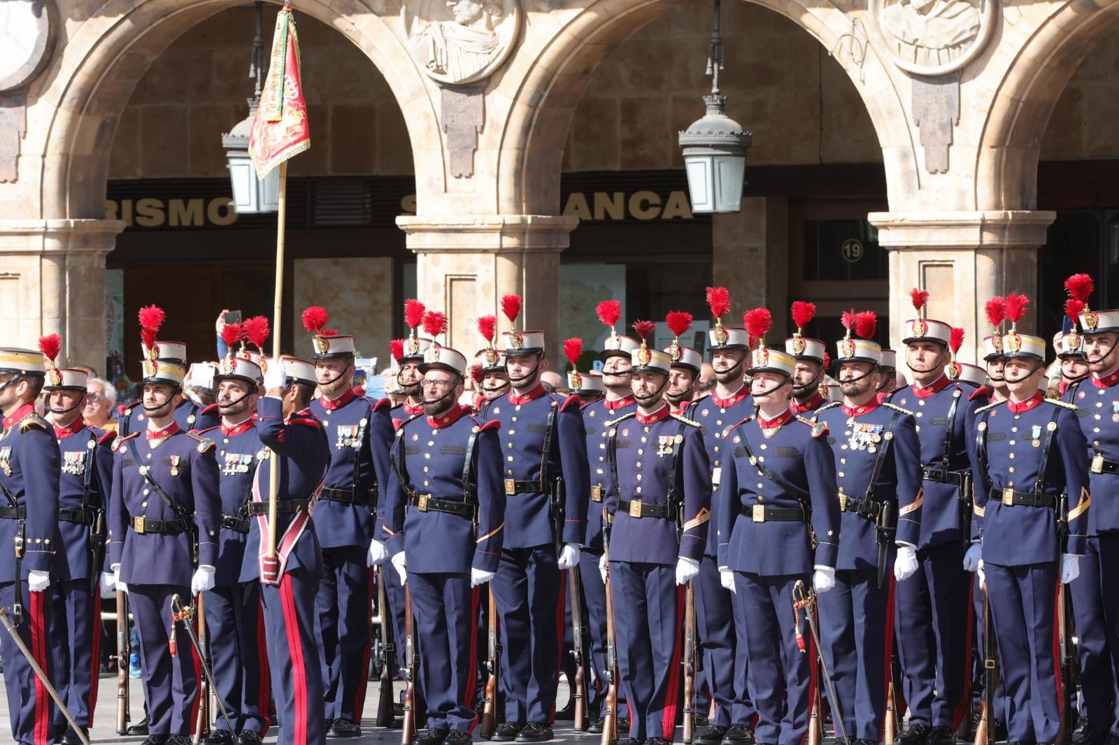 Solemne jura de bandera en la Plaza Mayor de Salamanca con la Guardia Real