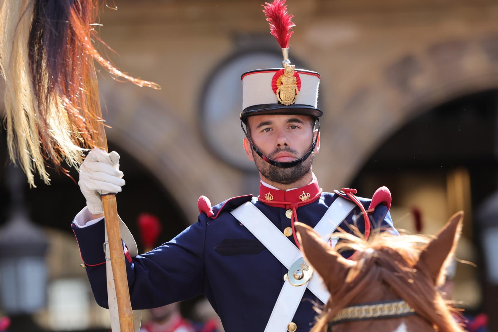 Solemne jura de bandera en la Plaza Mayor de Salamanca con la Guardia Real