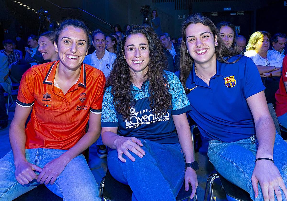 Silvia Domínguez, junto a Alba Torrens (Valencia Basket) y Paula Ginzo (Barça CBS).