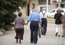 Varias personas mayores caminan en Salamanca en una imagen de archivo.