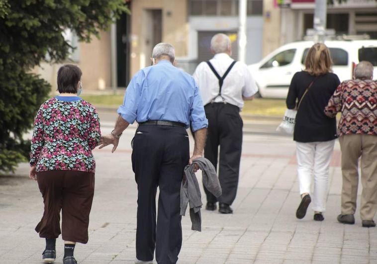 Varias personas mayores caminan en Salamanca en una imagen de archivo.