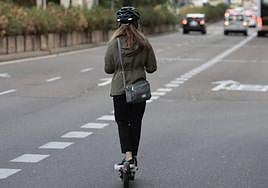 Una joven conduce un patinete en una imagen de archivo.