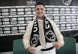 Juan Serrano, muestra una bufanda de Unionistas.