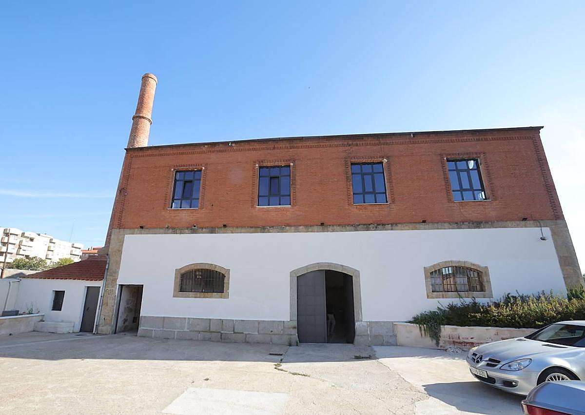 Imagen secundaria 1 - Recepción, exterior y una de las salas del edificio.