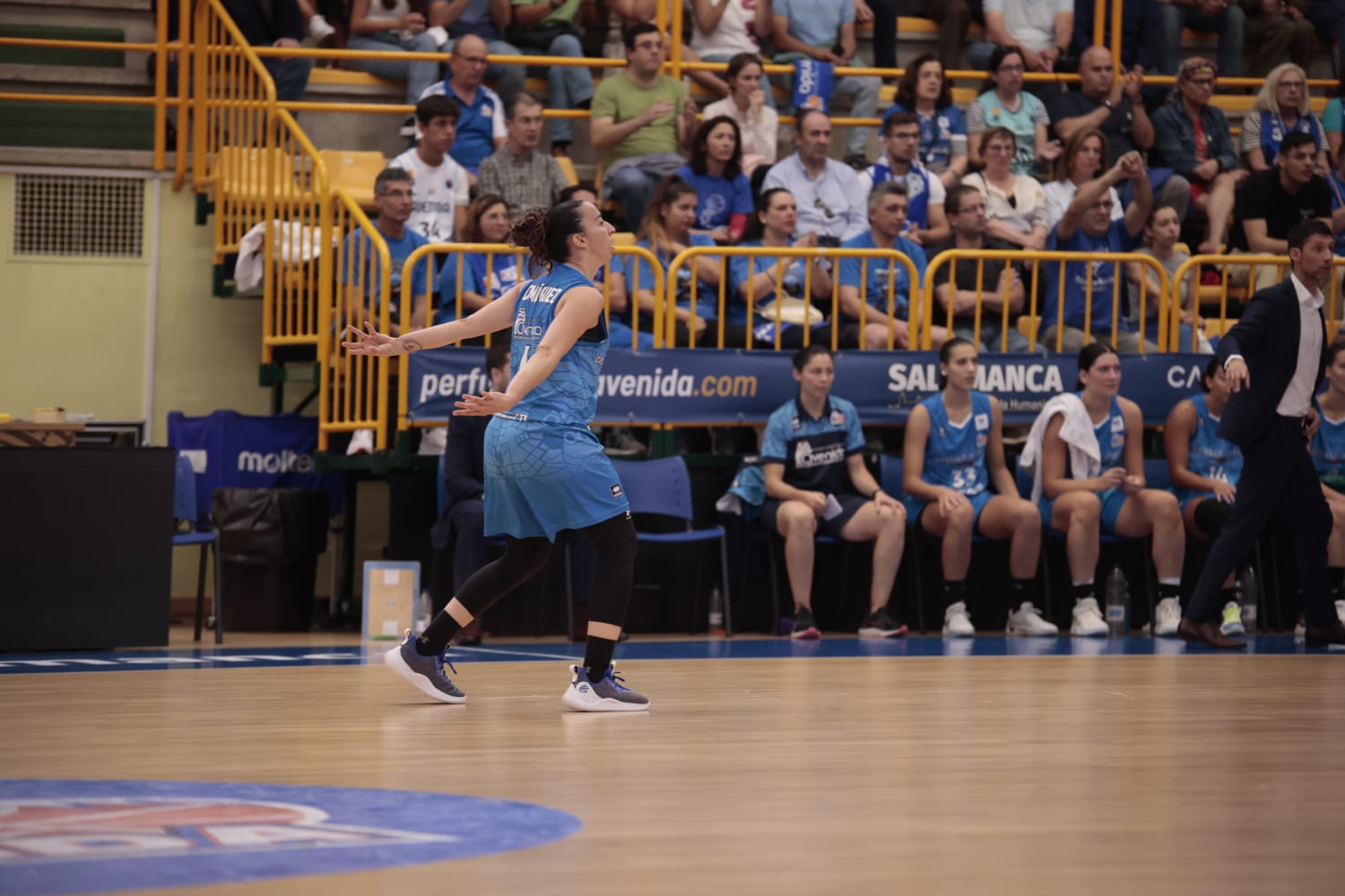 El debut de Avenida convence en la cancha y en la grada