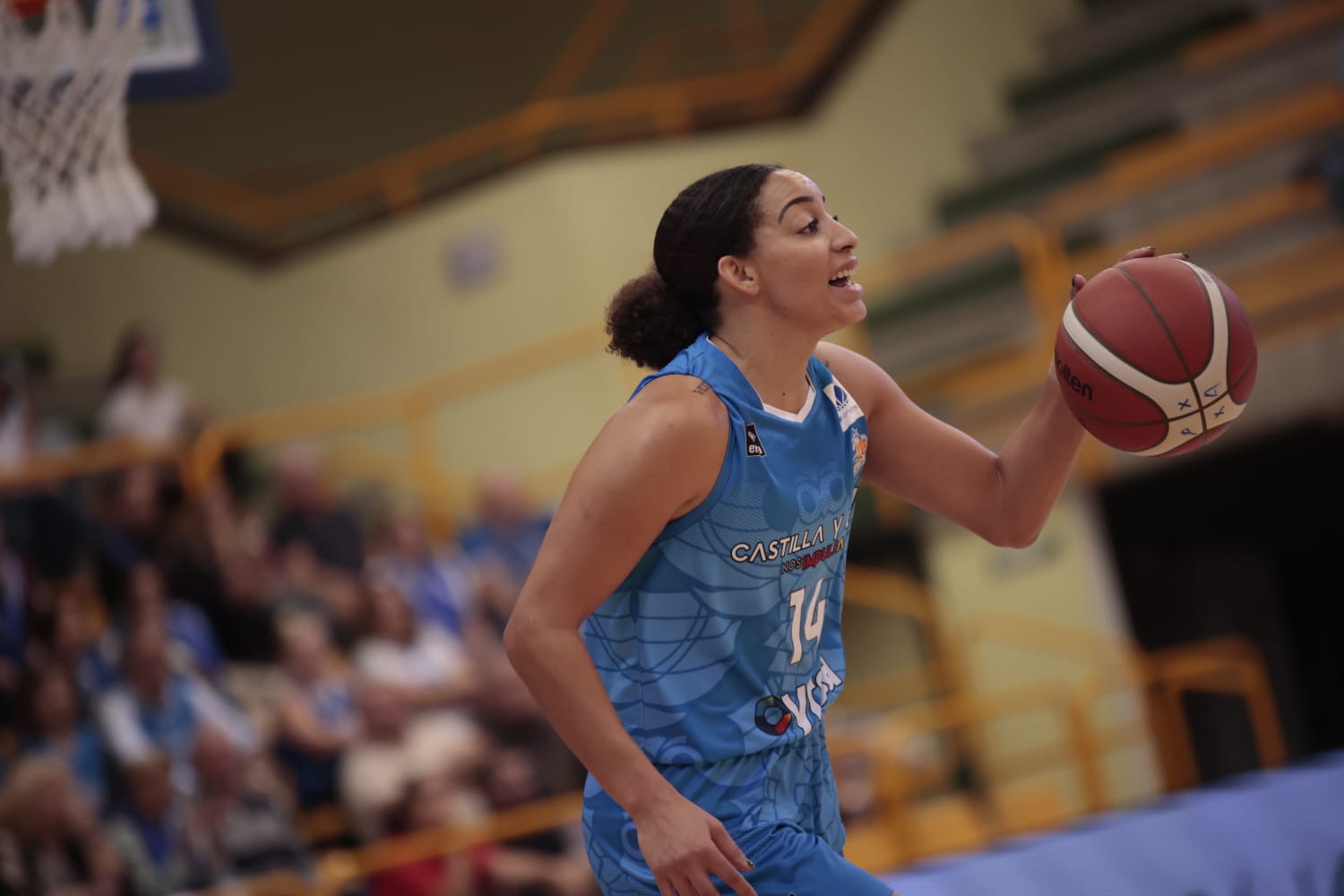 El debut de Avenida convence en la cancha y en la grada