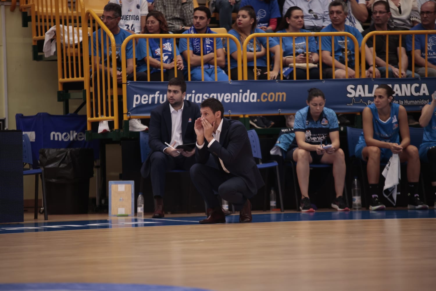 El debut de Avenida convence en la cancha y en la grada