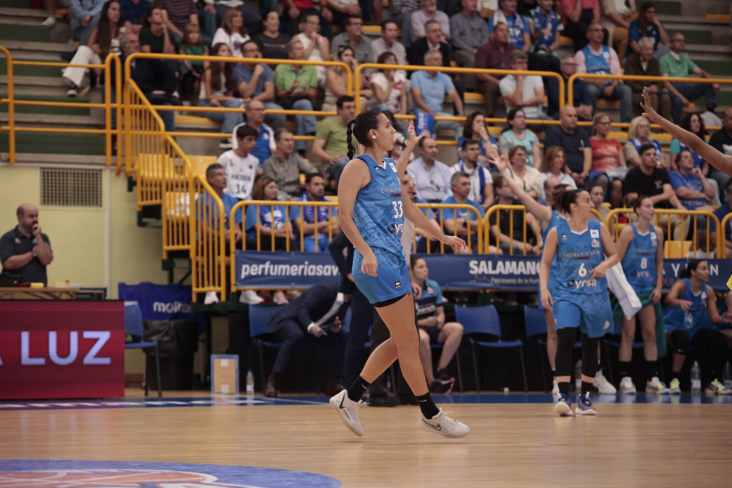 El debut de Avenida convence en la cancha y en la grada