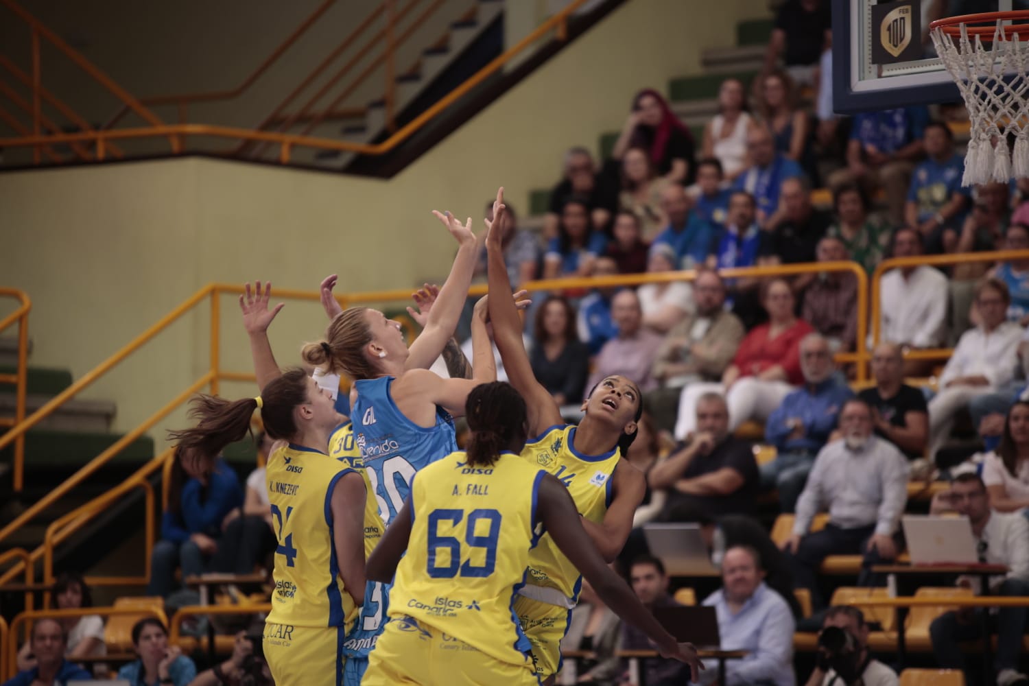 El debut de Avenida convence en la cancha y en la grada