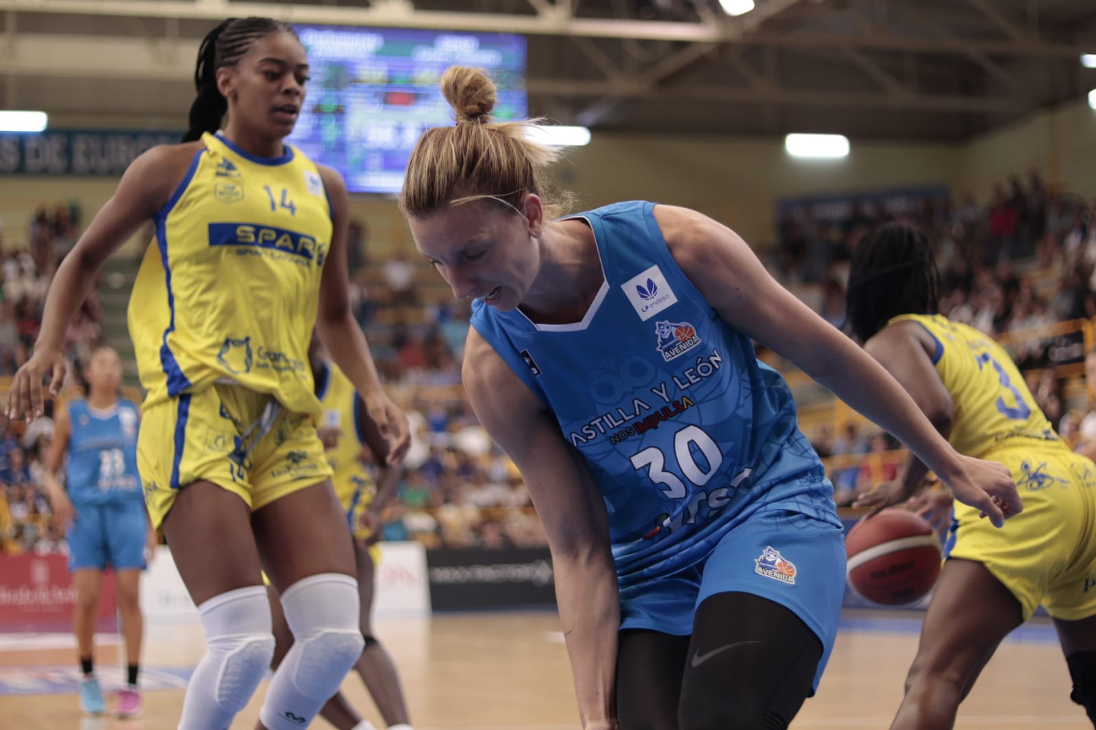 El debut de Avenida convence en la cancha y en la grada