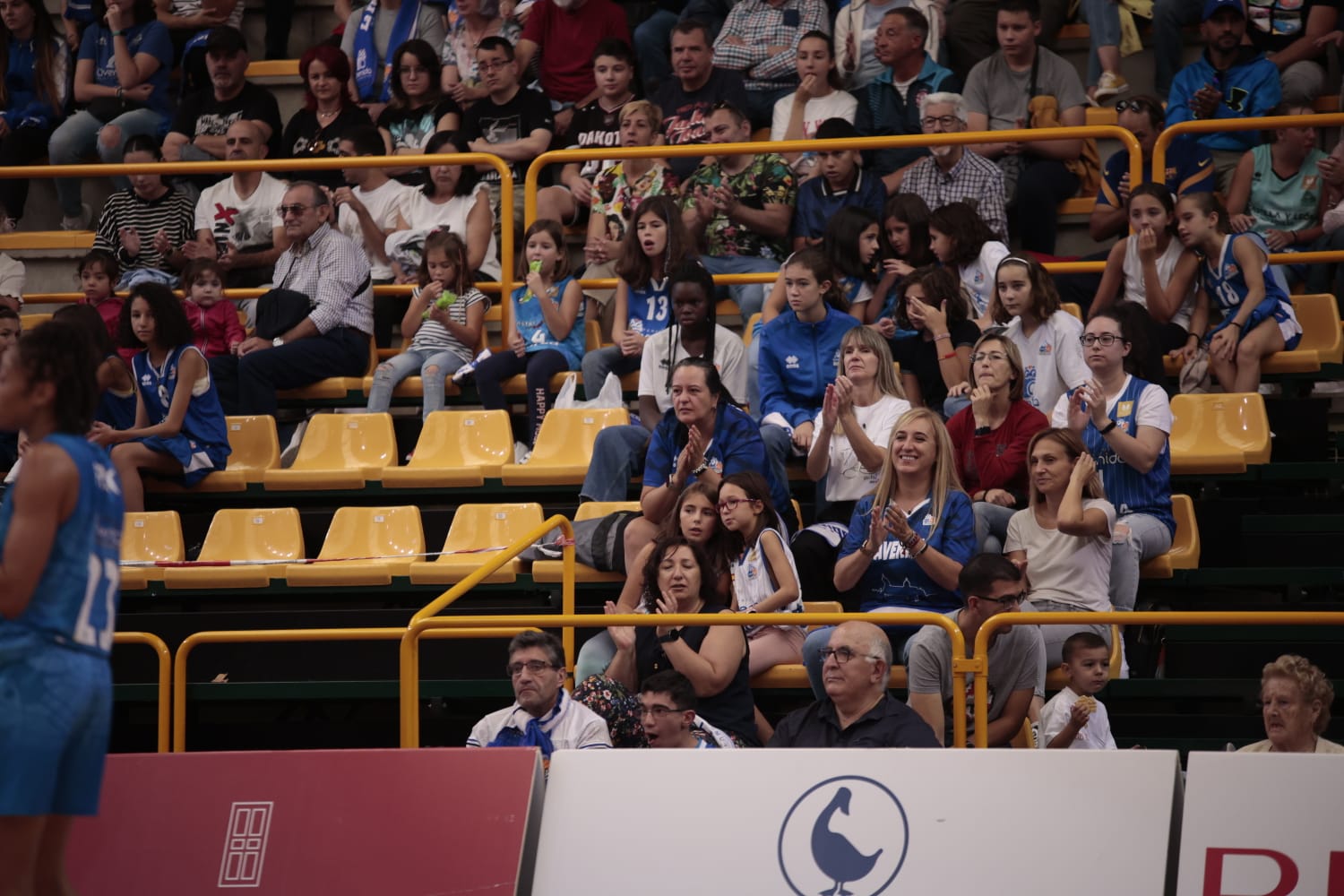 El debut de Avenida convence en la cancha y en la grada