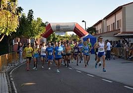 Salida de la categoría absoluta de la Carrera Urbana de Monterrubio.