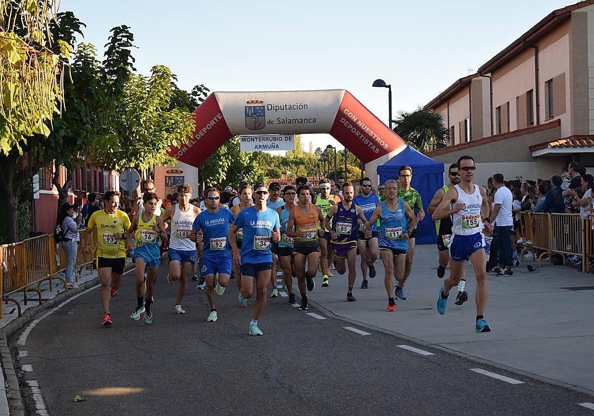 Salida de la categoría absoluta de la Carrera Urbana de Monterrubio.