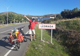 Jesús Sánchez llega a Ledrada desde Alemania después de 2.000 kilómetros recorridos en bicicleta.