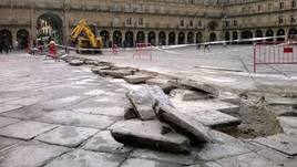 El pavimento de la Plaza Mayor, levantado para una obra.