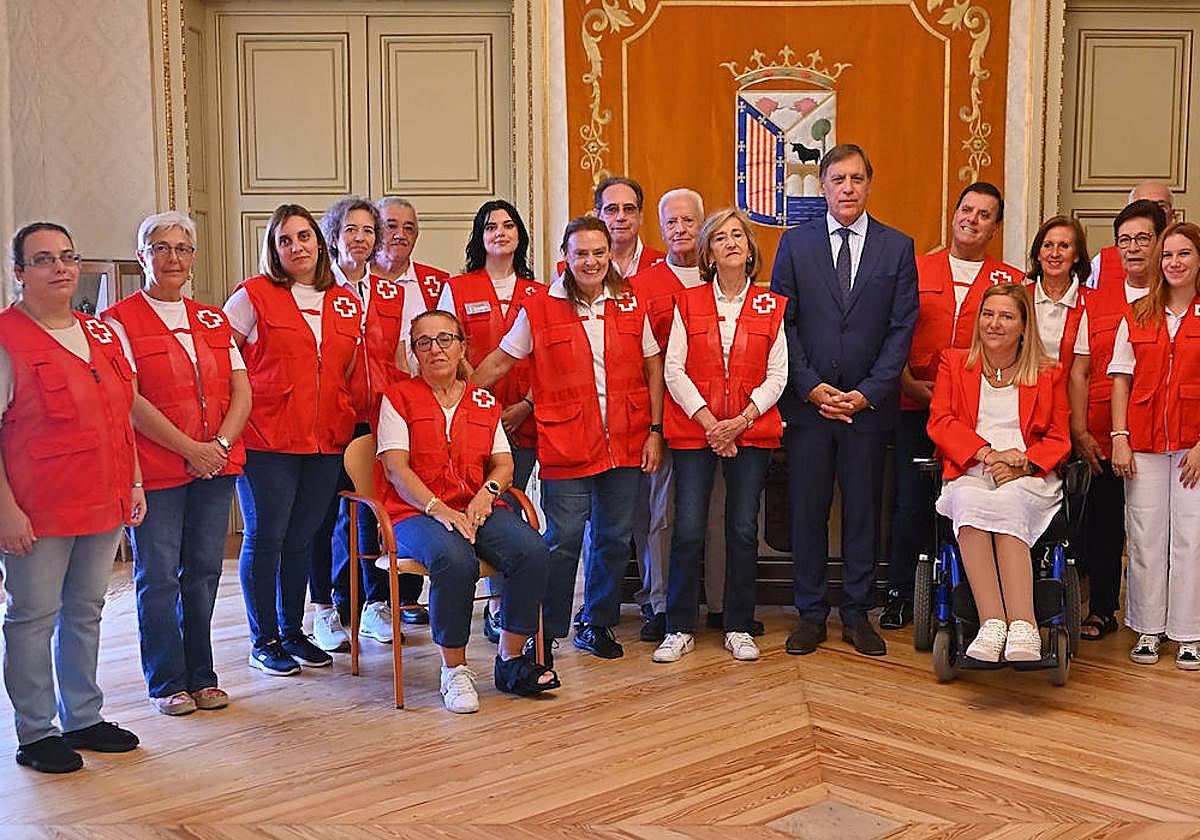 Miembros de Cruz Roja durante la recepción en el Ayuntamiento de Salamanca.