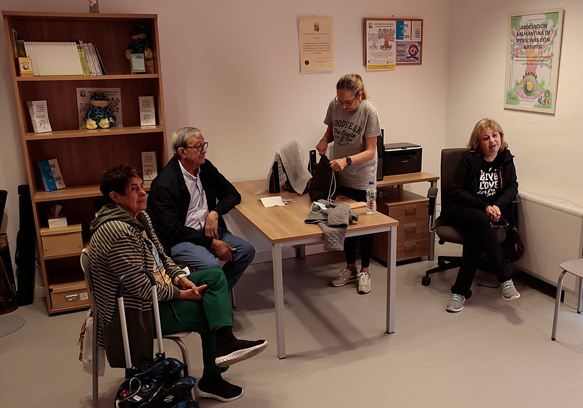 Miembros de la directiva de Apucyl, en su despacho de la Casa de Asociaciones.