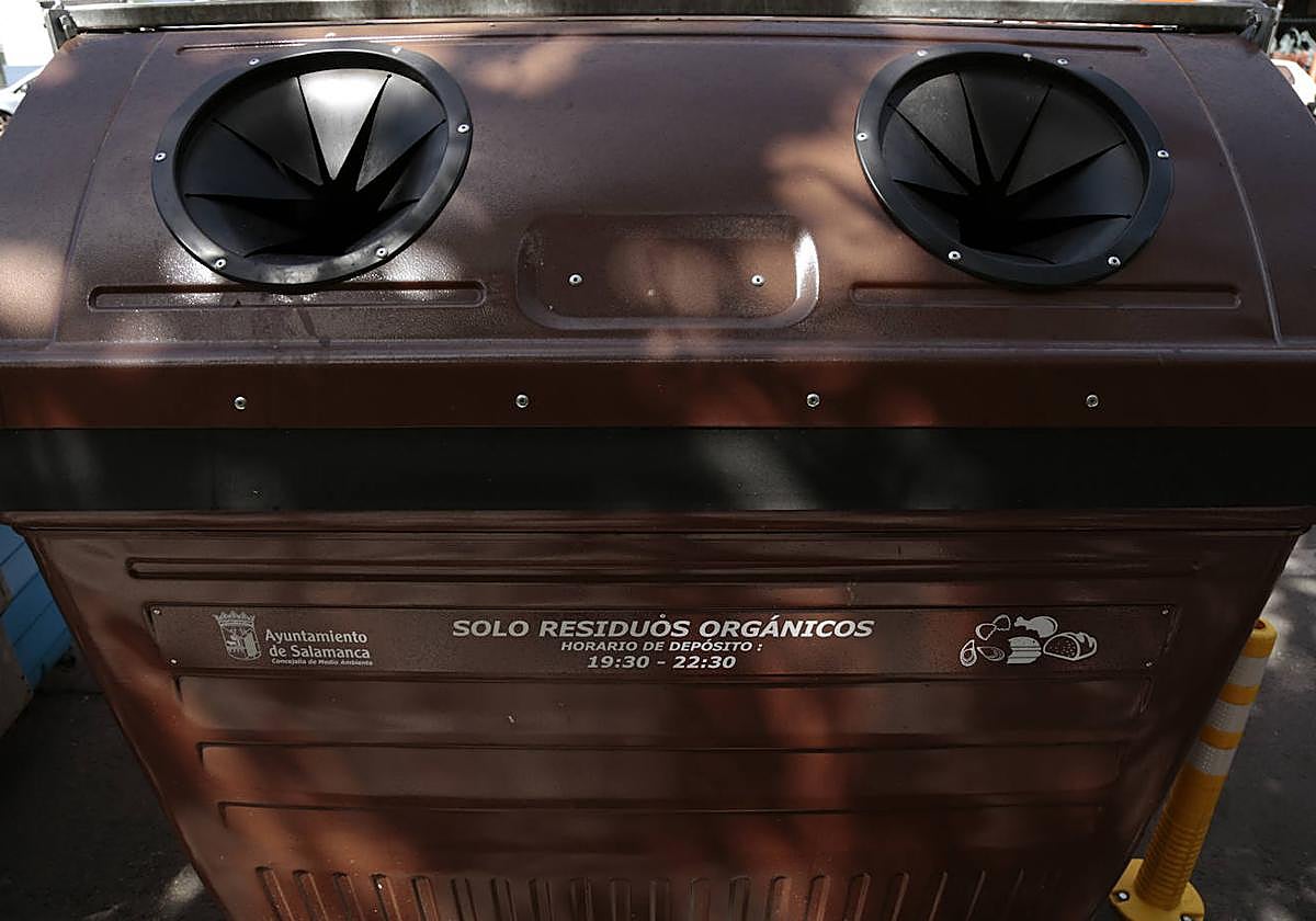 Contenedor marrón para residuos orgánicos en Salamanca.