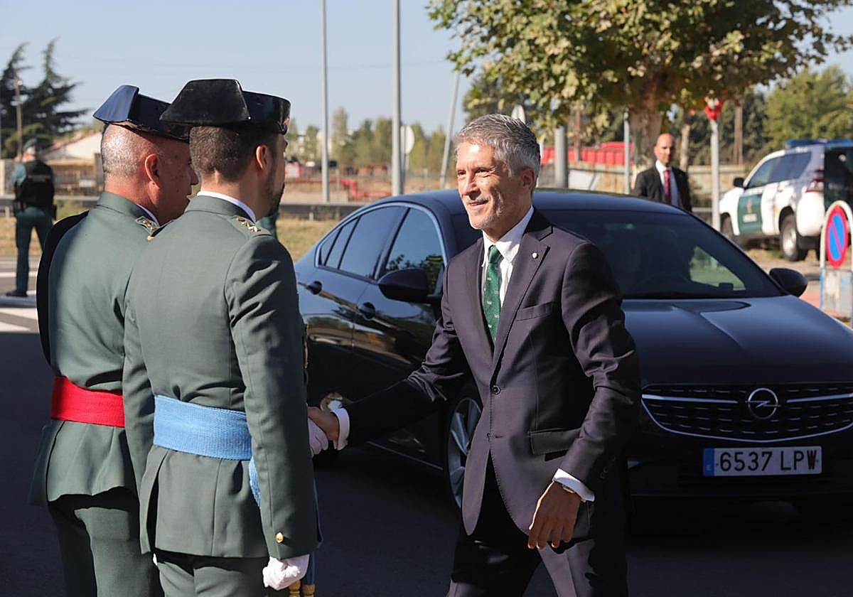 El ministro del Interior en funciones, Fernando Grande-Marlaska, inaugura el nuevo cuartel de la Guardia Civil en Santa Marta de Tormes.