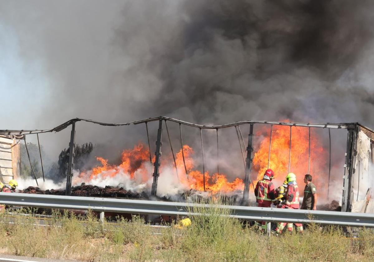 Imagen principal - Espectacular incendio de un camión entre Miranda de Azán y Mozárbez