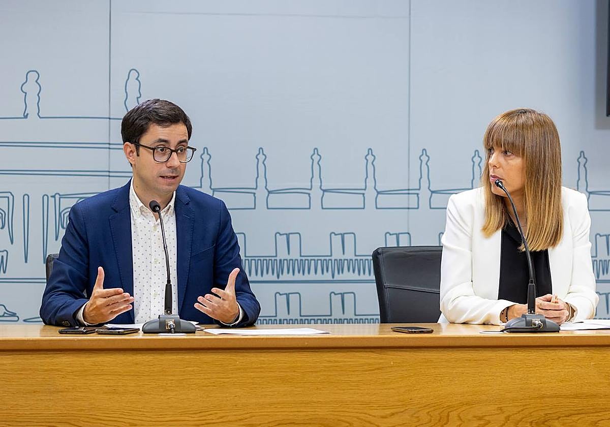 El portavoz del PSOE, José Luis Mateos, junto a la viceportavoz, María Sánchez.