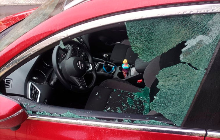 La ventanilla de un coche rota.