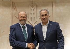 El presidente de Caja Rural de Salamanca, Ernesto Moronta, y el presidente provincial de la Asociación Española contra el Cáncer, Ángel Losada