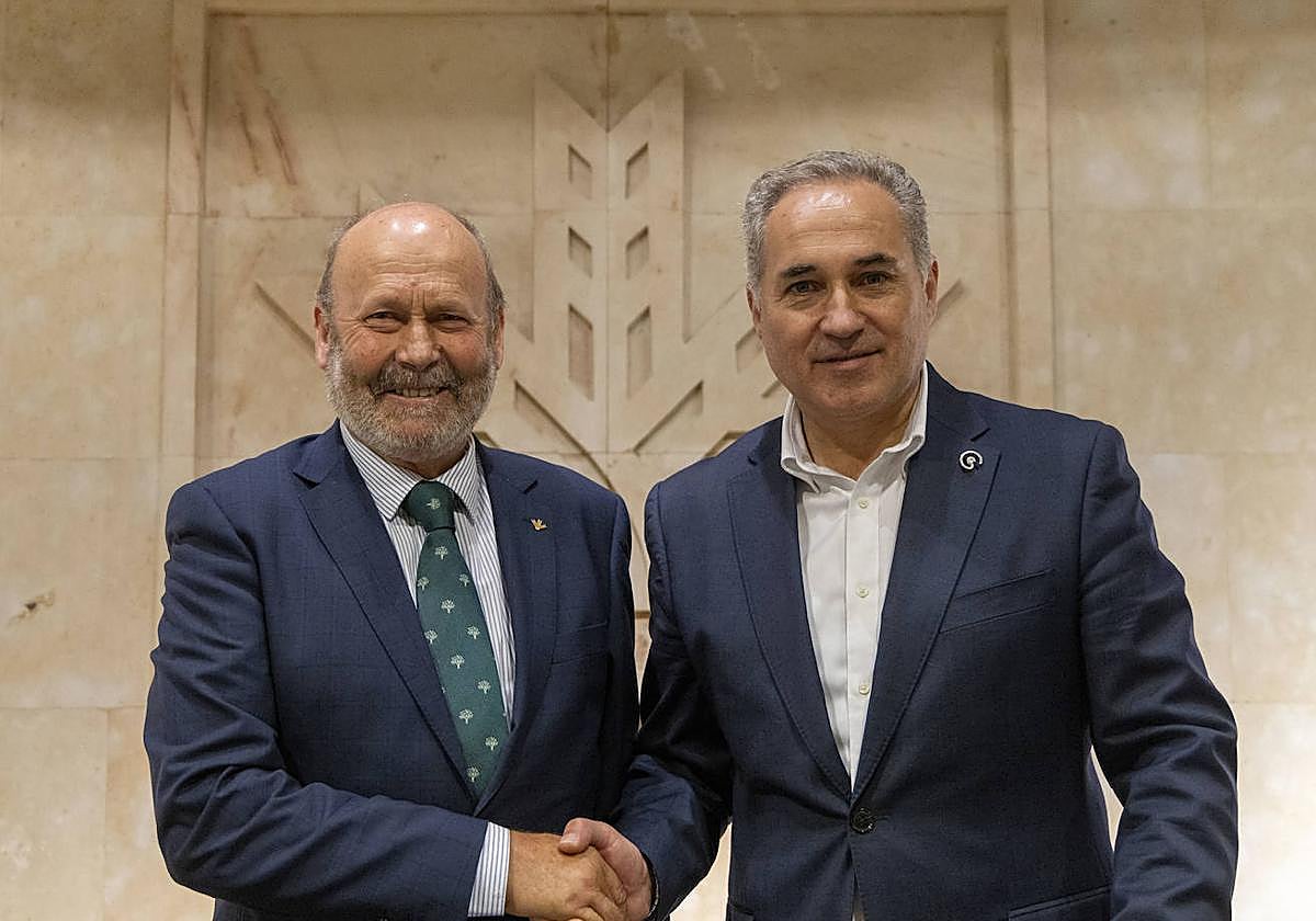 El presidente de Caja Rural de Salamanca, Ernesto Moronta, y el presidente provincial de la Asociación Española contra el Cáncer, Ángel Losada