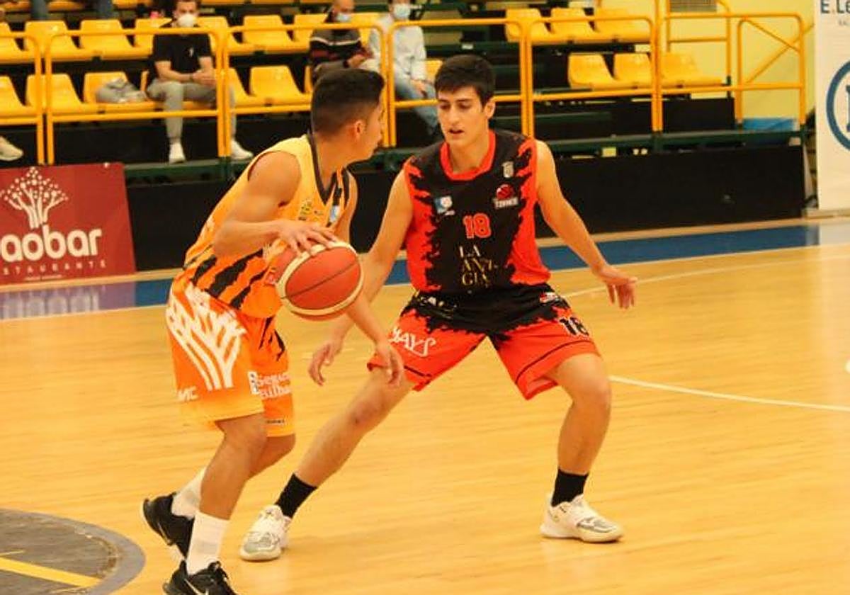 Moreta defiende a un rival.