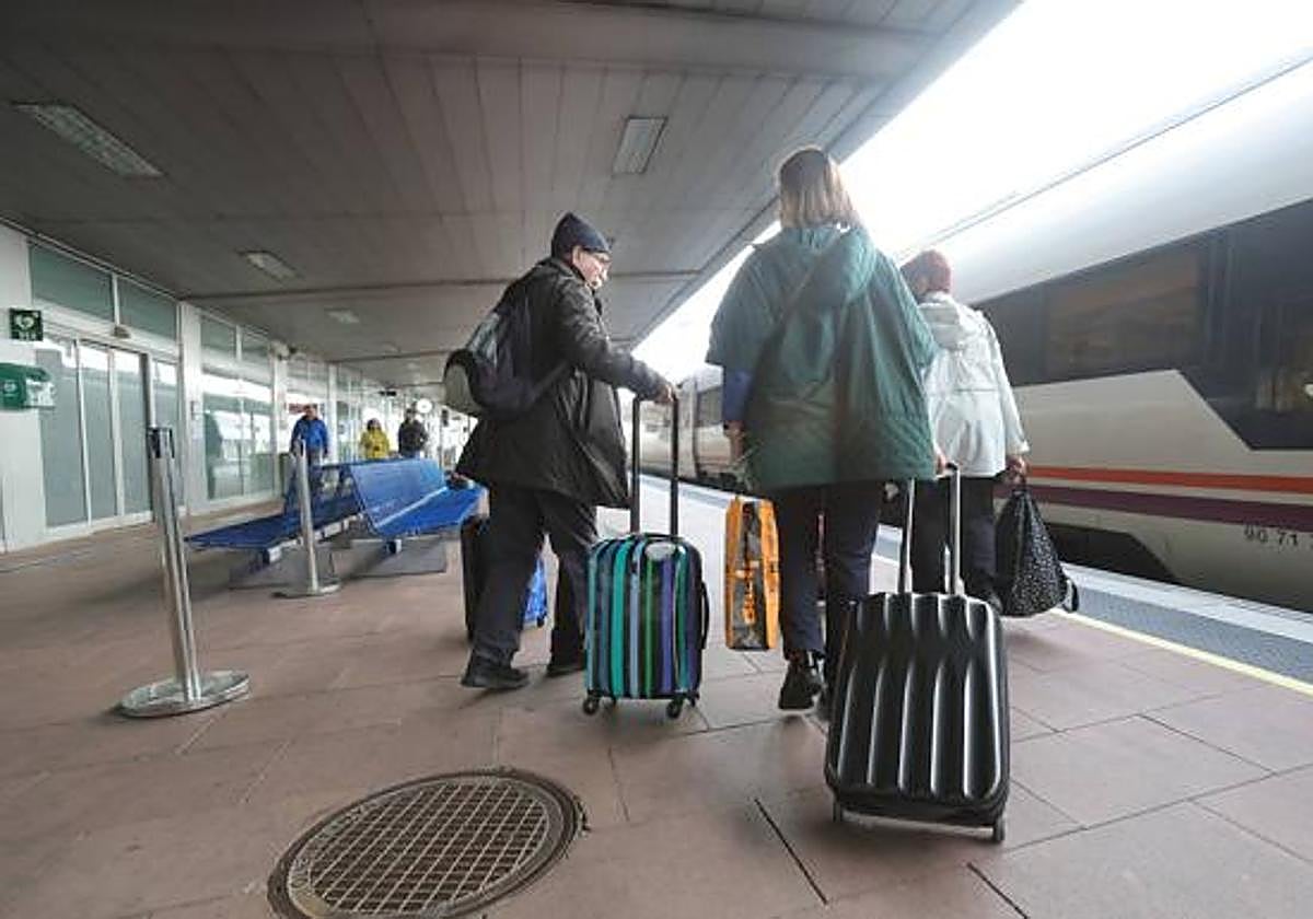 Pasajeros cargan sus maletas en el andén de la estación de Salamanca.