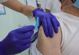 Una persona recibe este martes la vacuna en Salamanca.