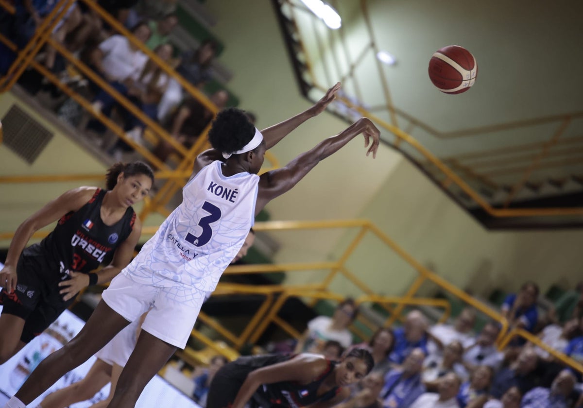 Sika Koné, en una de sus acciones de ataque del partido