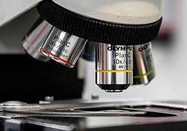 Microscopio en una imagen de archivo