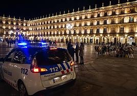 Agentes de la Policía Local transitan por la Plaza Mayo en una imagen de archivo.