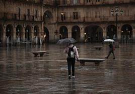 Una persona pasea por la Plaza Mayor, en una imagén de archivo