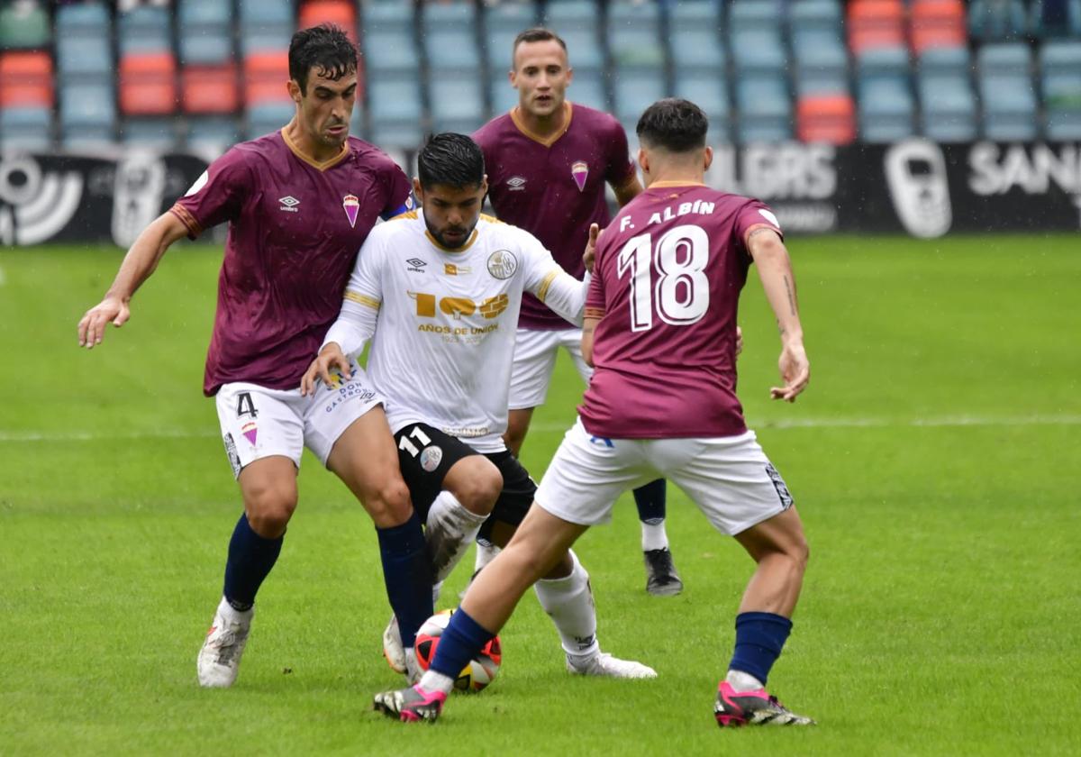 Galván, rodeado de jugadores del Real Ávila.