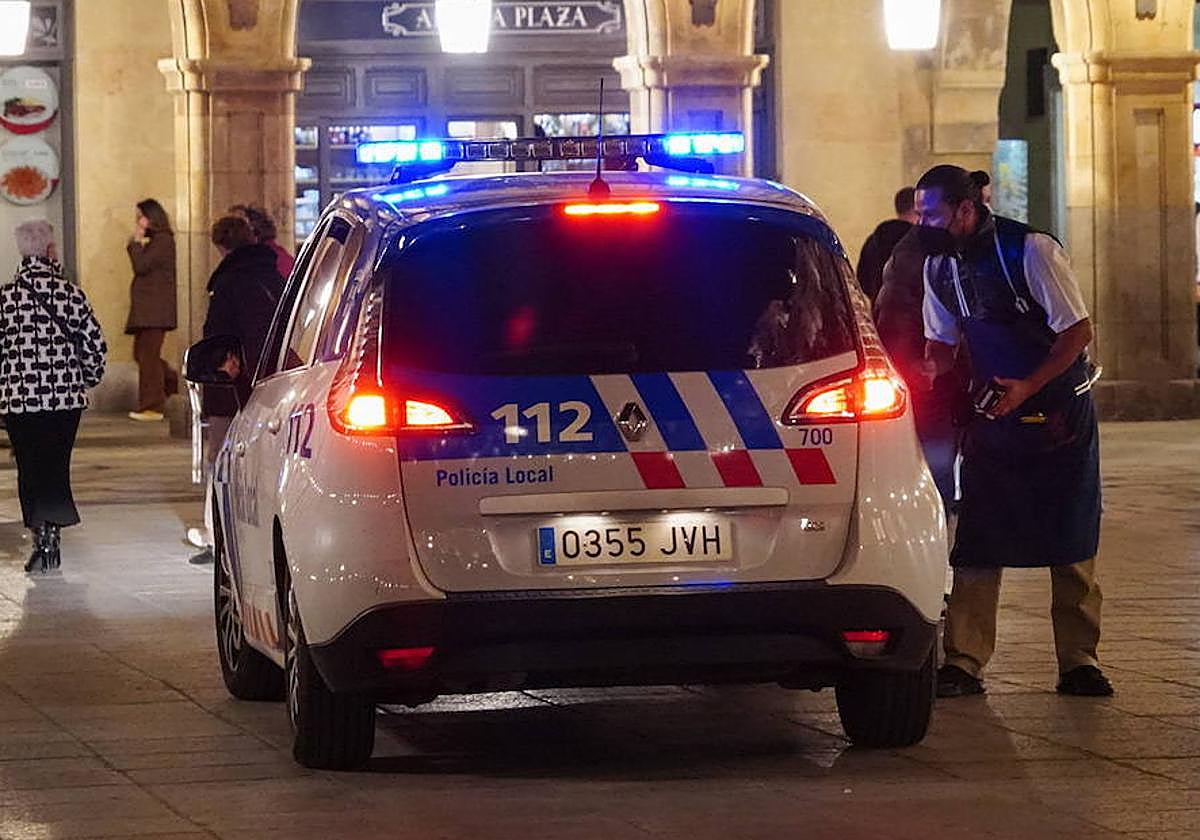 Agentes de la Policía Local de Salamanca trabajando de noche.