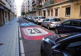 Calle escolar limitada a 20 en Salamanca.