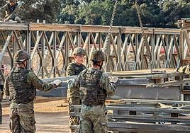 Militares salmantinos ultiman la colocación del puente en Aldea del Fresno.