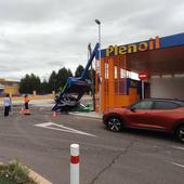 El temporal de viento en Salamanca derriba el cartel de una gasolinera