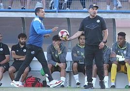 Rafa Dueñas, a la izquierda, junto a Jehu Chiapas.