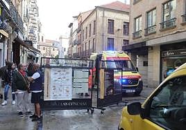 Ambulancia y dotaciones de la Policía Local en el lugar de los hechos