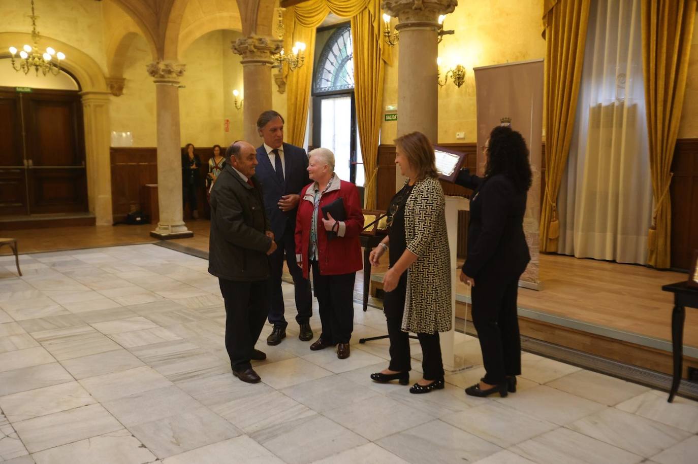 Homenaje a los matrimonios de Salamanca que soplan las 50 velas de compromiso