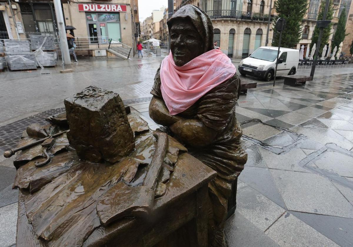 La Turronera de la Plaza del Mercado con un pañuelo rosa.