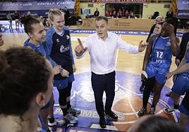 Íñiguez, dirigiendo a las jugadoras de Avenida en Würzburg.