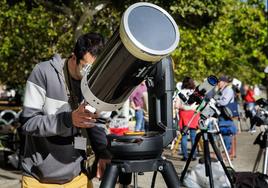 Observación con telescopios.