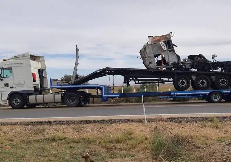 Uno de los camiones siniestrados y que quedó calcinado.